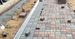 Профессиональная укладка плитки на улице в Кирове-Чепецке в октябре
