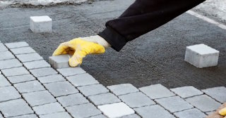 Монтаж тротуарной плитки на даче в Кирове-Чепецке в октябре