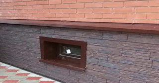 Облицовка цоколя панелями под камень в Кирове-Чепецке в октябре