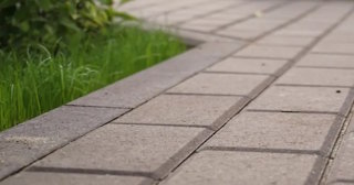 Профессиональная укладка тротуарных дорожек в Кирове-Чепецке в октябре